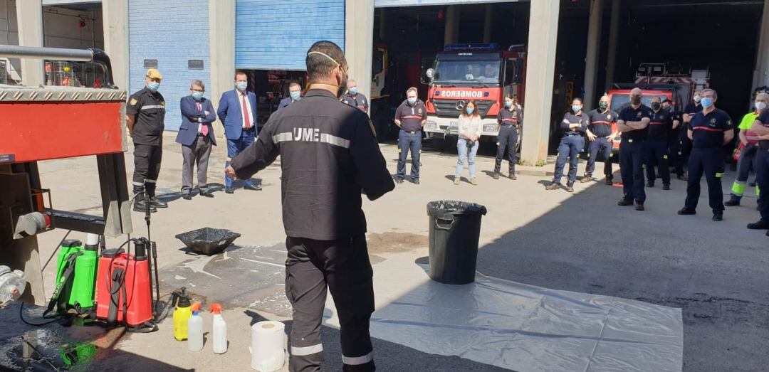 La UME está impartiendo formación a los bomberos de Sevilla para ampliar sus conocimientos en material de desinfección ante el COVID-19