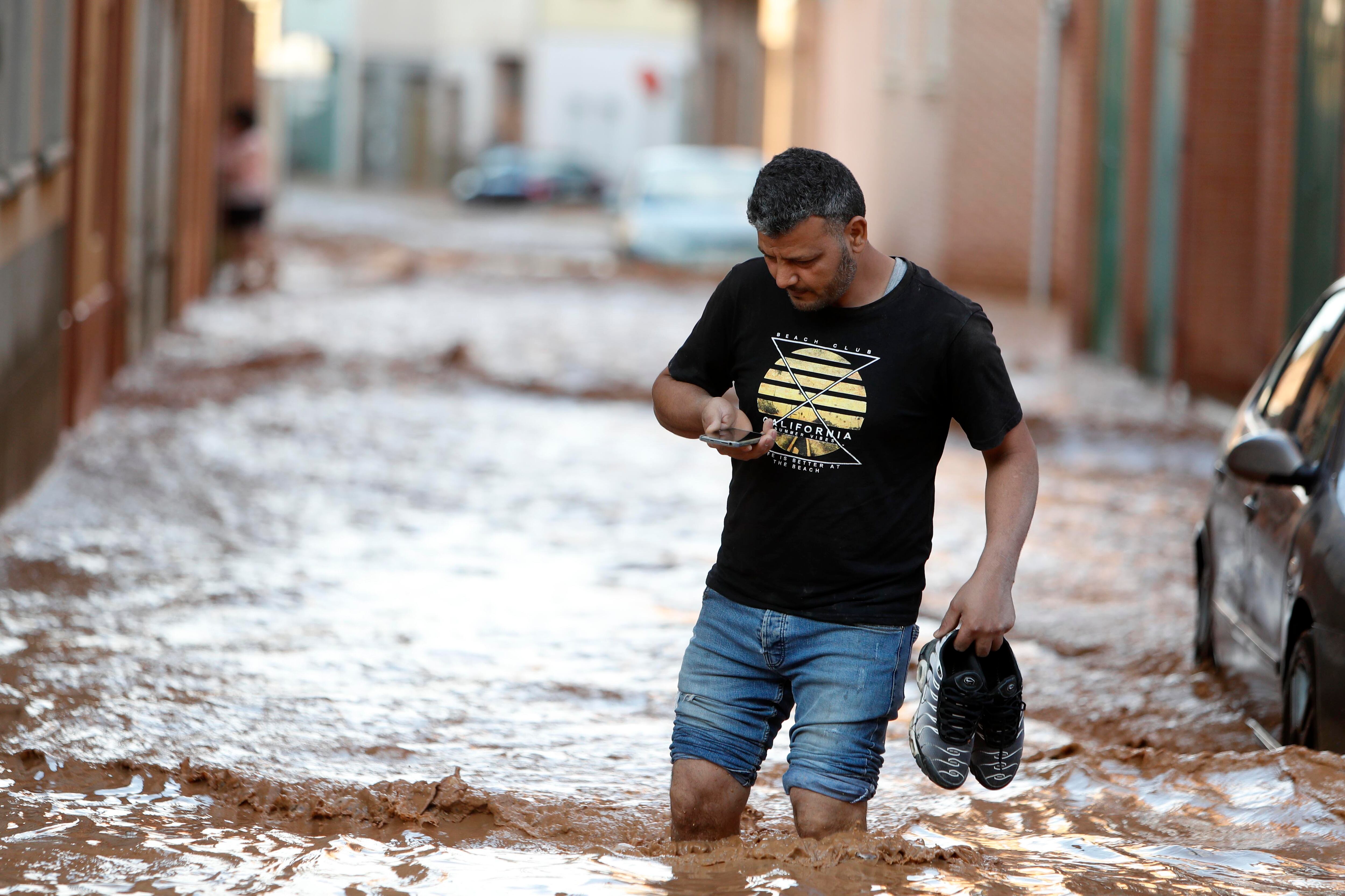 RINCÓN DEL SOTO (LA RIOJA), 07/07/2023.- Estado en que han quedado alguna de las calles de Rincón del Soto tras las lluvias que han caido hoy viernes en la localidad riojana. EFE / Jabier Belver.