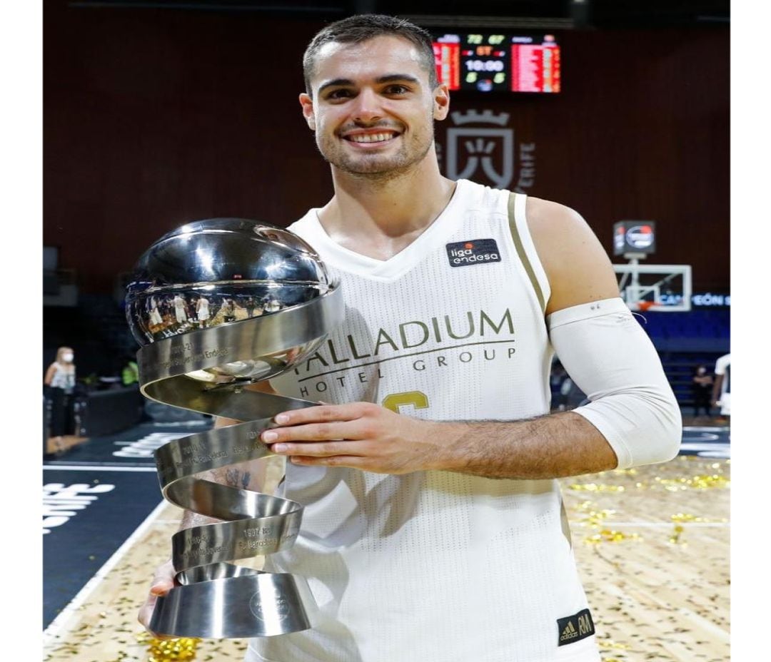 Abalde posa con la Supercopa Endesa