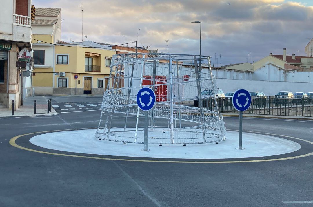 Comienza a instalarse el gran árbol de Navidad de ocho metros, situado en la rotonda del Canal con la Calle Norte 