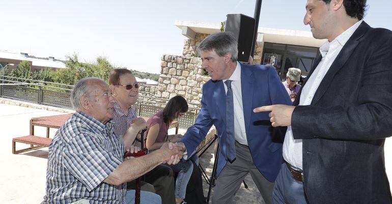 Ángel Garrido, presidente madrileño, saluda a un vecino de Venturada