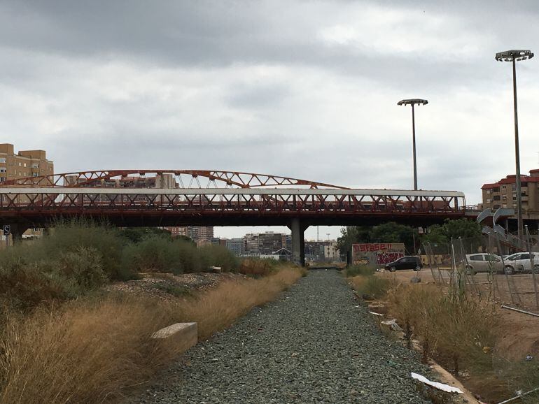 Imagen lateral del Puente Rojo en Alicante