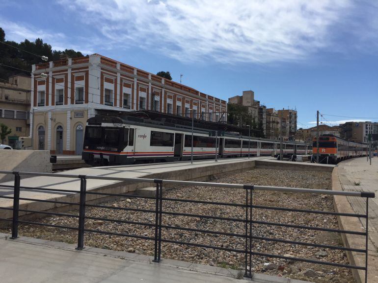 Dos trens, aturats a l&#039;estació de Renfe a Tortosa.