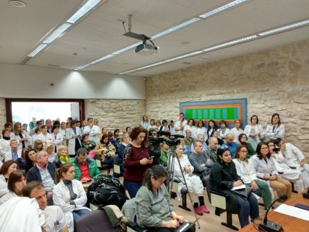 El salón de actos de &quot;El Mediquín&quot; se quedaba pequeño para acoger a quienes han acompañado al personal del servicio de Urgencias del Hospital de los SAntos Reyes en su comparecencia pública