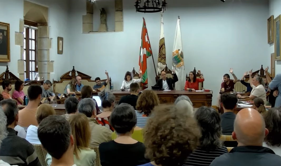 Momento de la votación en el Pleno de Hondarribia de la propuesta impulsada por el colectivo Guztion Alardea