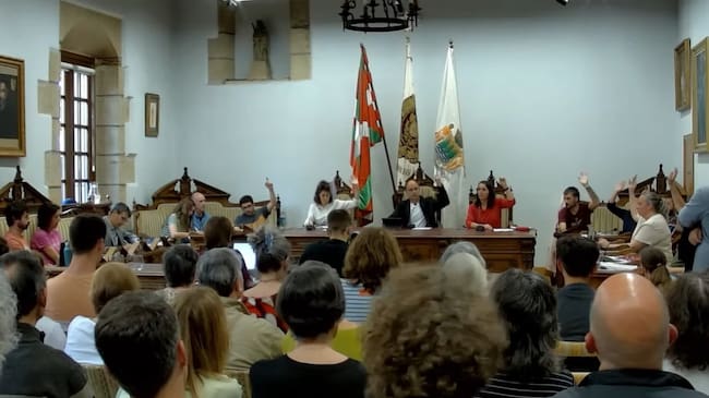 Momento de la votación en el Pleno de Hondarribia de la propuesta impulsada por el colectivo Guztion Alardea