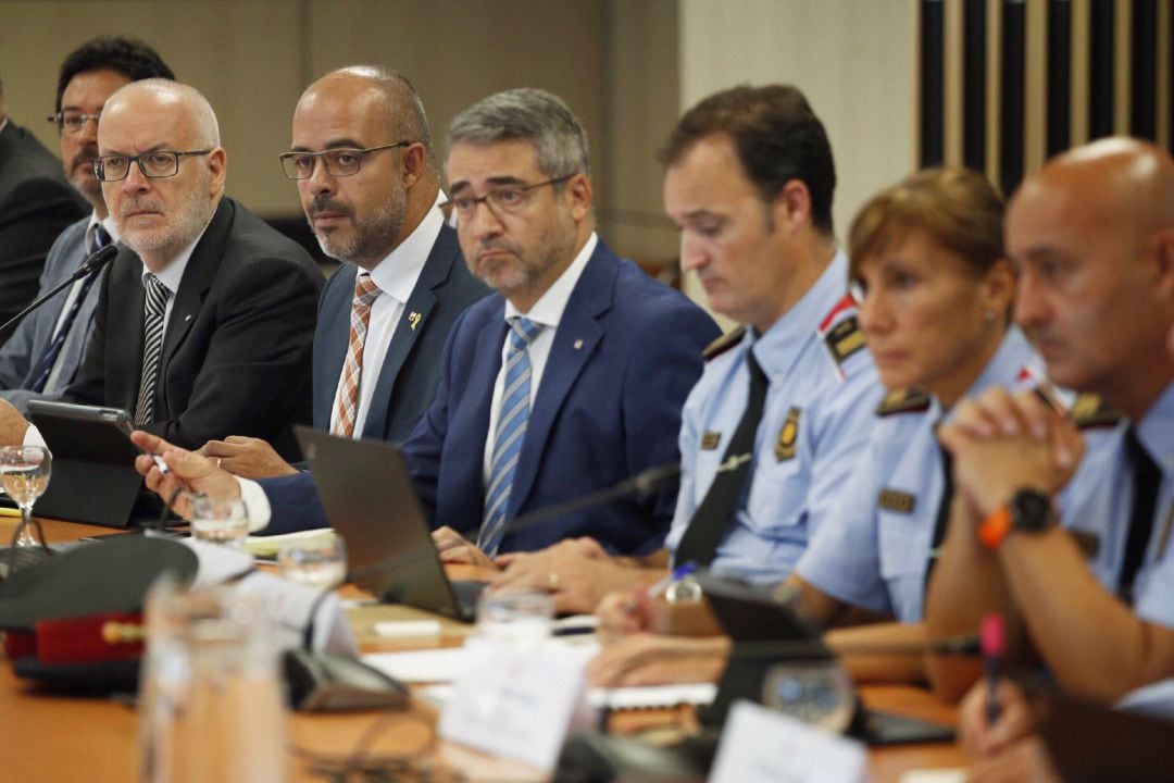 El conseller de Interior, Miquel Buch, acompañado entre otros por el secretario general de Interior, Brauli Duart, el director de la Policia, Andreu Joan Martínez y el comisario jefe de los Mossos d&#039;Esquadra, Eduard Sallent , al incicio de la primera reunión del &quot;Plan Barcelona Ciudad Segura&quot;, celebrada en la conselleria de Interior con la participación de la Generalitat, el Ayuntamiento de Barcelona y asociaciones de comerciantes, empresarios y vecinos