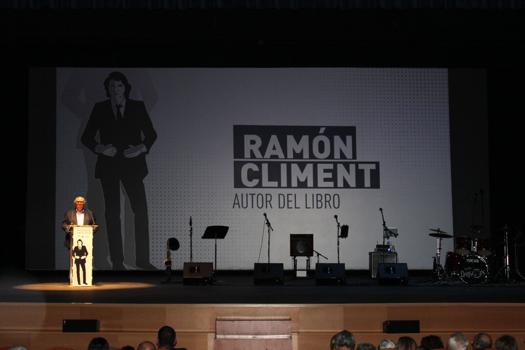 Ramón Climent dirigiéndose al público durante el acto de presentación de su libro &#039;Camilo Sesto, ni ángel ni demonio&#039;