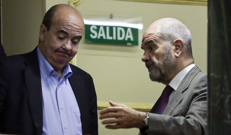 Los diputados socialistas Manuel Chaves y Gaspar Zarrías conversan durante el pleno del Congreso.