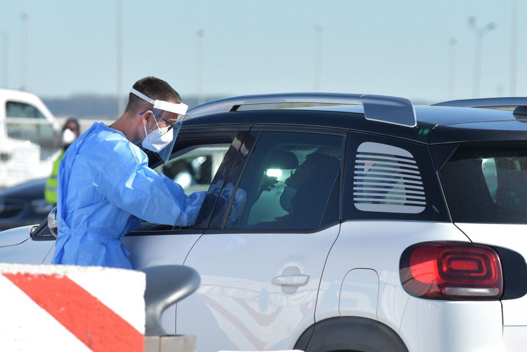 Un médico somete a un paciente a una prueba PCR , en una imagen de archivo