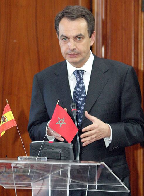 Zapatero, en una rueda de prensa en 2004 en Casablanca