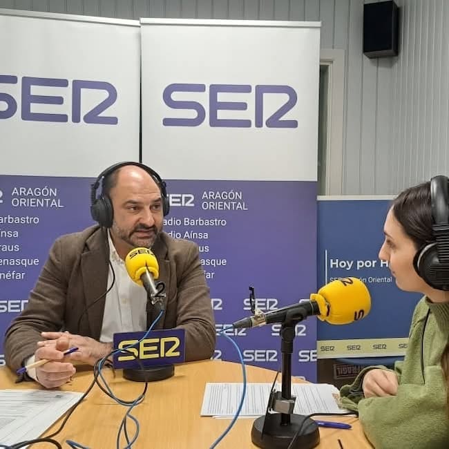 Fernando Torres con la periodista Carmen Borobio en los estudios de Ser Aragón Oriental