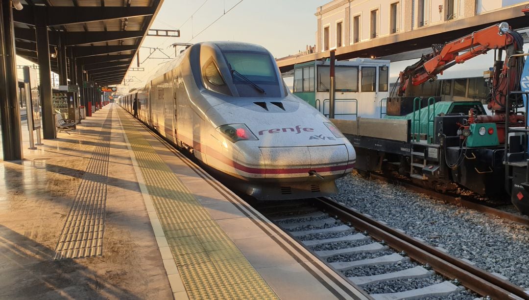 Un tren AVE en la estación de Granada