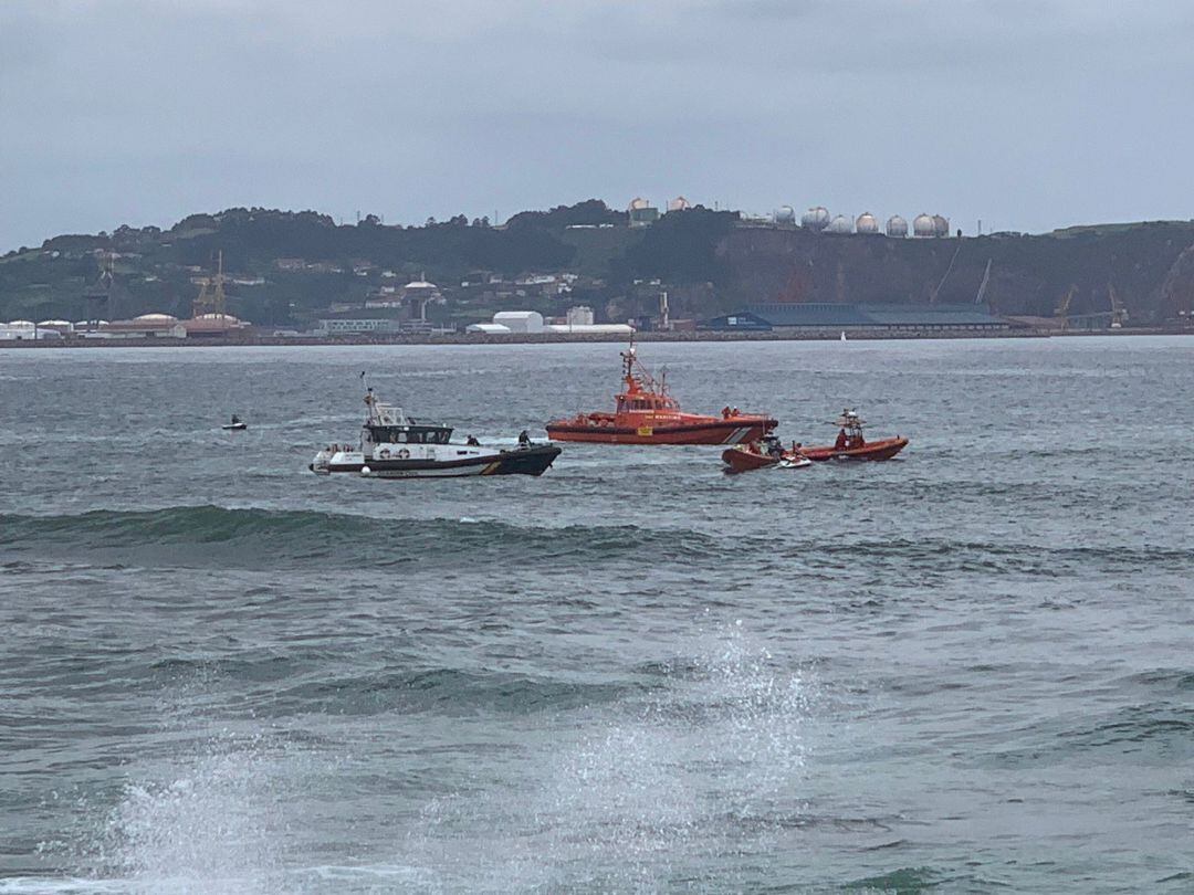 Una persona ha fallecido este viernes en Gijón tras volcar la embarcación en la que navegaba. El otro tripulante logró llegar por sus propios medios a la costa.