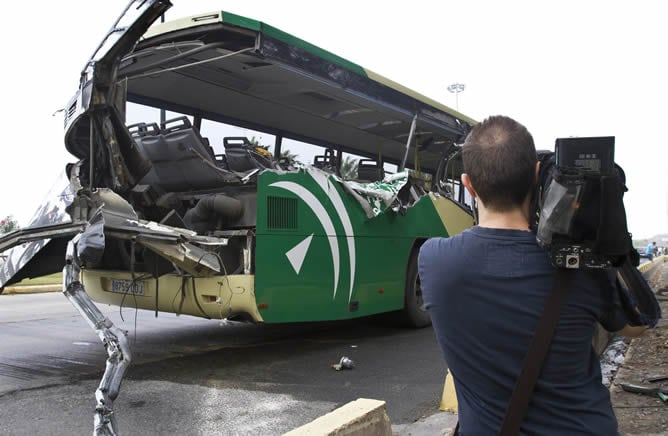 Así ha quedado el autobús de línea al chocar contra un camión cargado de vigas en Huelva capital