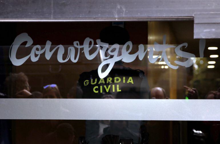 Agentes, durante el registro la sede de CDC en Barcelona.