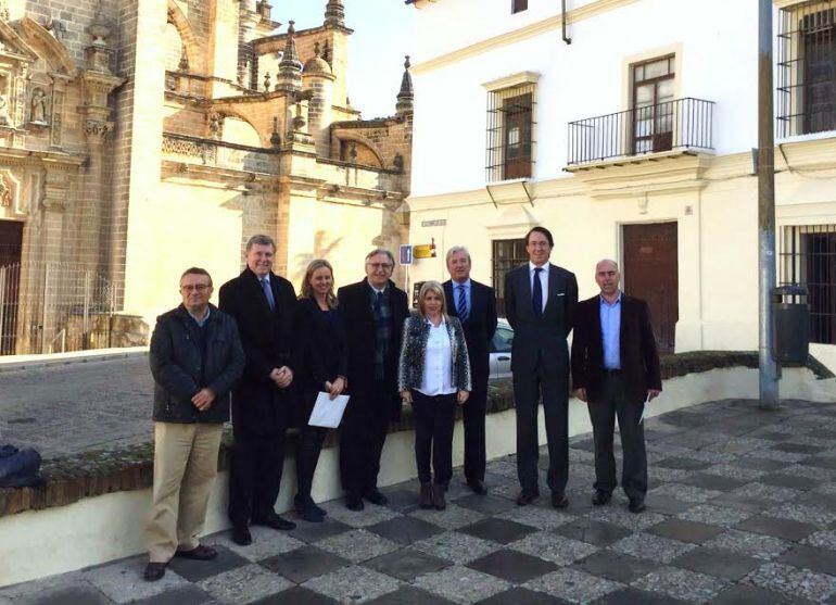 Imagen de la firma del acuerdo entre el Ayuntamiento de Jerez y representantes de González Byass