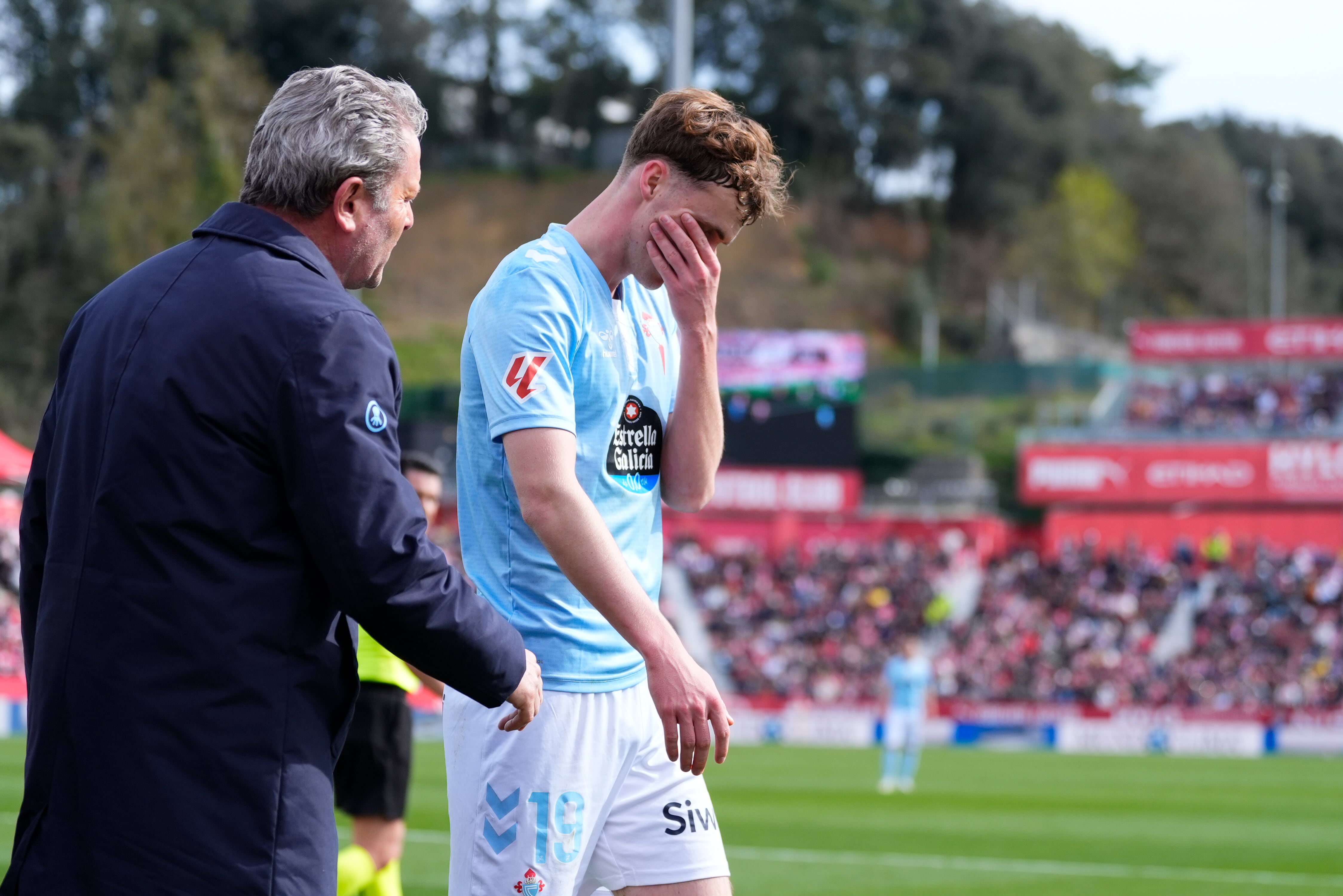 GIRONA, 01/03/2025.- El delantero sueco del Celta Williot Theo Swedberg se retira lesionado durante el encuentro ante el Girona en el estadio Montilivi este sábado, correspondiente a la jornada 26 de LaLiga. EFE/ Siu Wu
