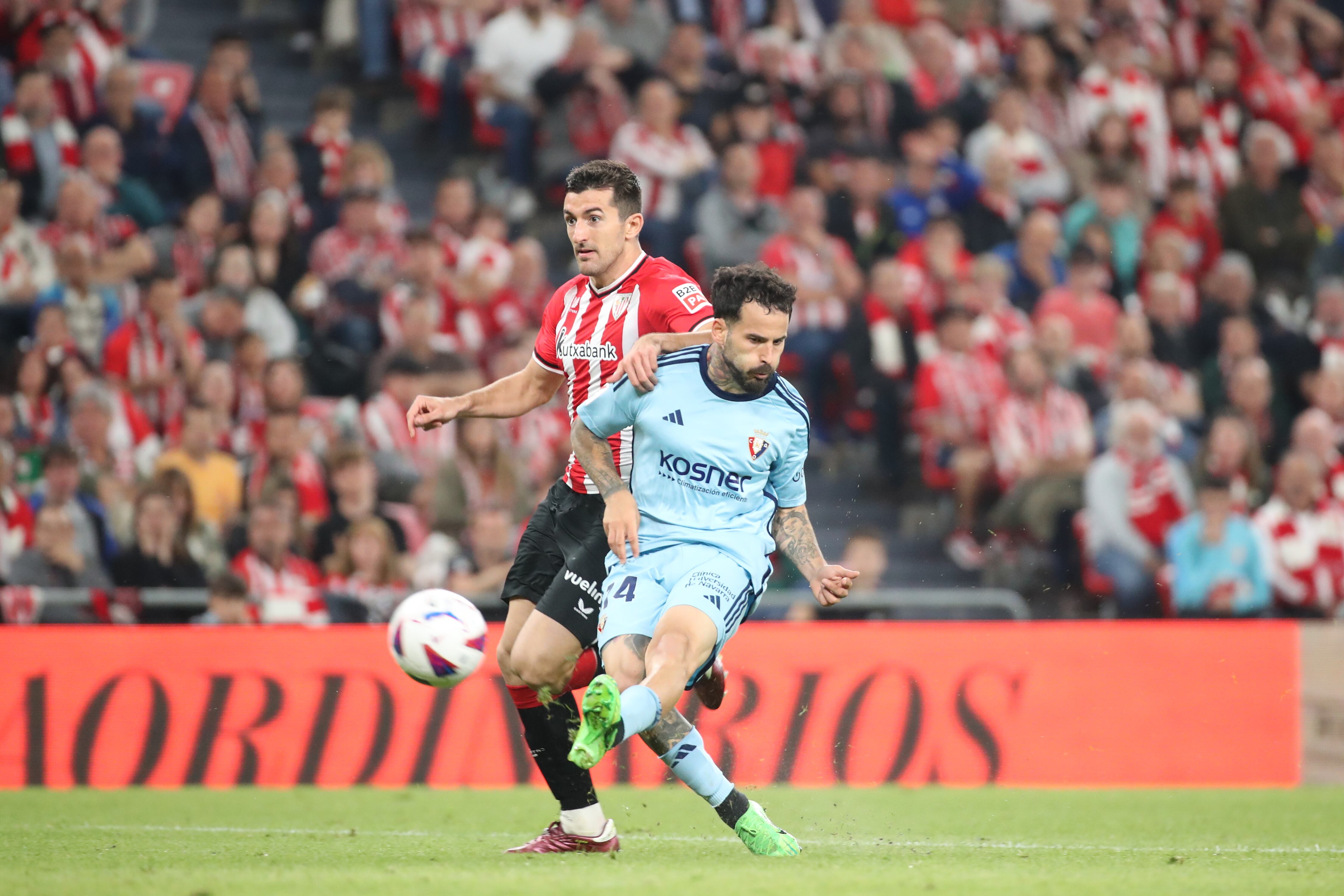 BILBAO, 11/05/2024.- El centrocampista de Osasuna Rubén García (d) dispara a puerta para conseguir el segundo gol de los navarros, durante el partido de la jornada 35 de LaLiga que Athletic de Bilbao y Atlético Osasuna disputan hoy sábado en San Mamés. EFE/Luis Tejido
