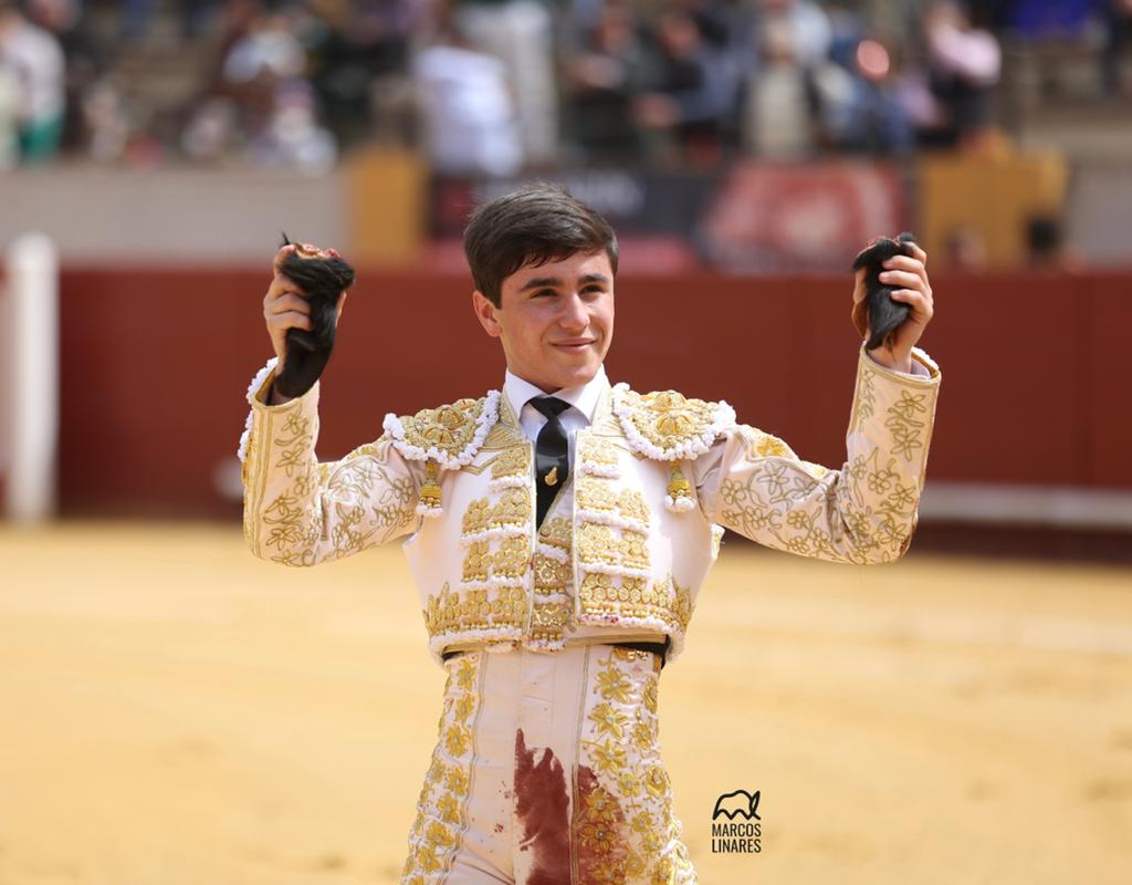 El novillero Marcos Linares con las dos orejas que cortó el pasado domingo en Morón de la Frontera