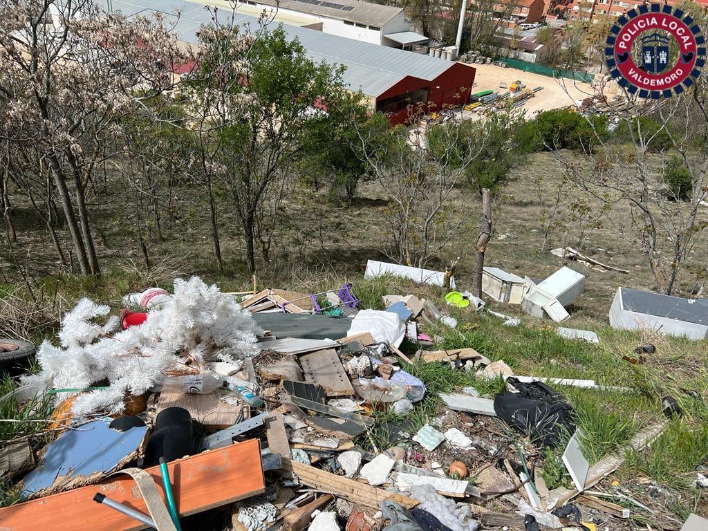 El vertido ilegal con escombros y basura en Valdemoro