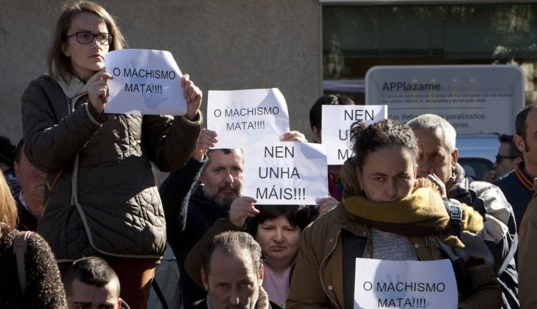 ecinos de Redondela han guardado este martes cinco minutos de silencio para condenar la violencia machista tras el asesinato de María José asesinada por su expareja en una explosión.