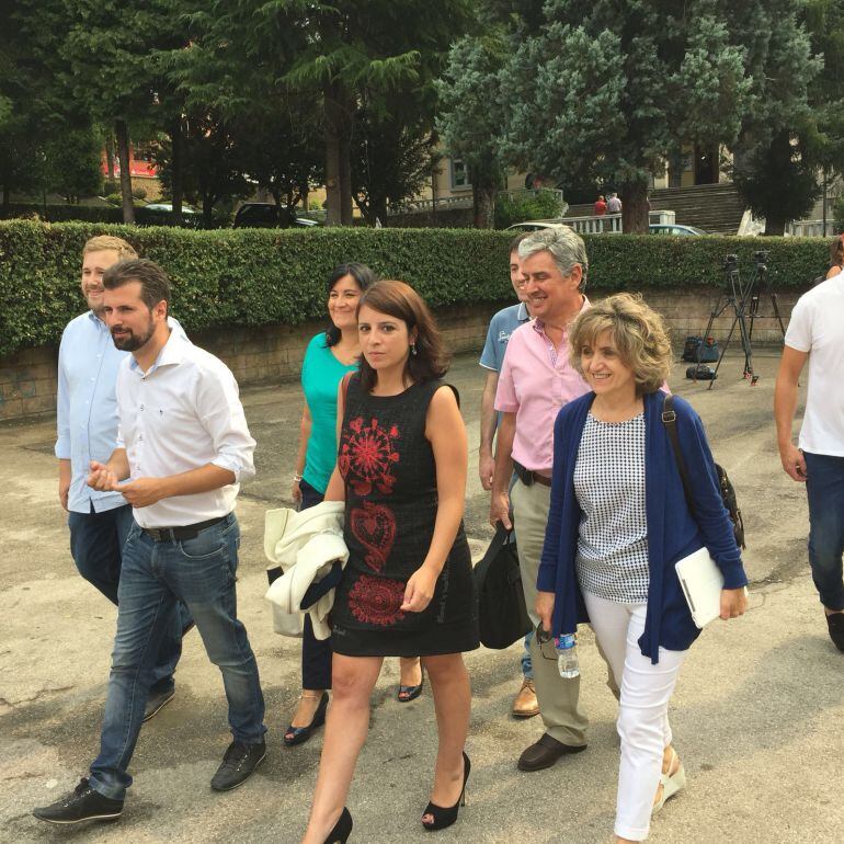 Adriana Lastra ha presidido la reunión mantenida en Villablino con responsables socialistas de Asturias y Castilla y León