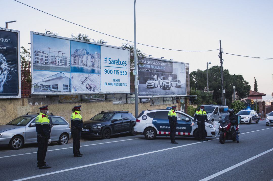 Miembros de los Mossos d'Esquadra controlando el tráfico.