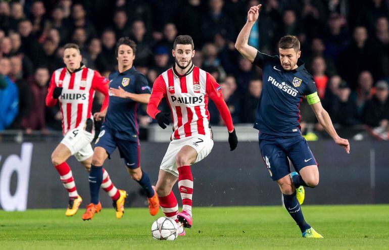 Gabi y Pereiro luchan por el balón