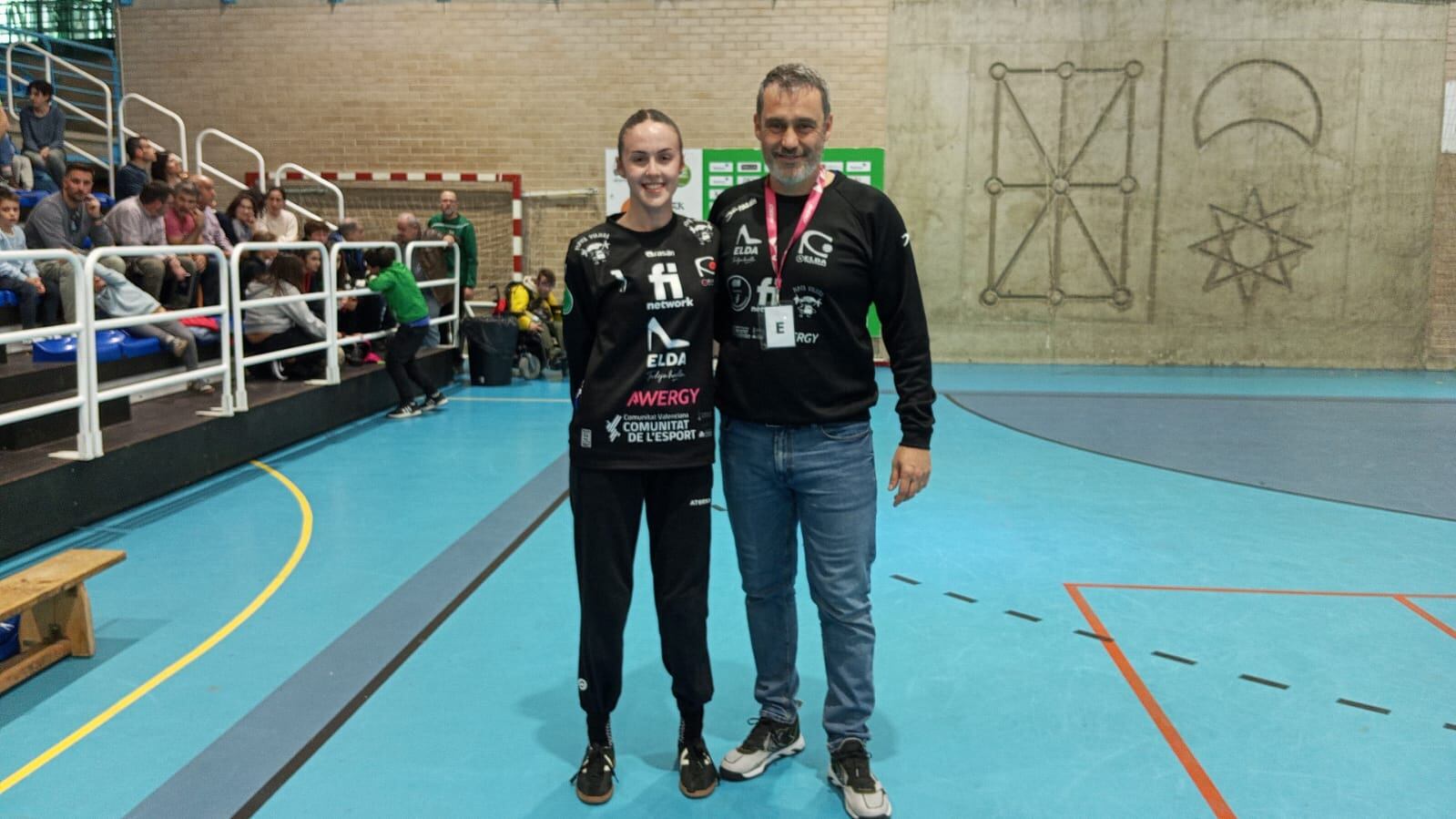 Elsa Fito con el entrenador de porteras y técnico de la primera plantilla del Elda Prestigio, José Miguel Cantos