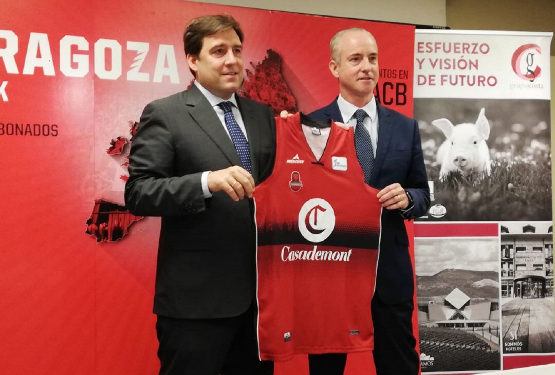 Reynaldo Benito (a la izquierda) y Jorge Costa (a la derecha) durante la presentación oficial de la marca Casademont como principal patrocinador del Basket Zaragoza