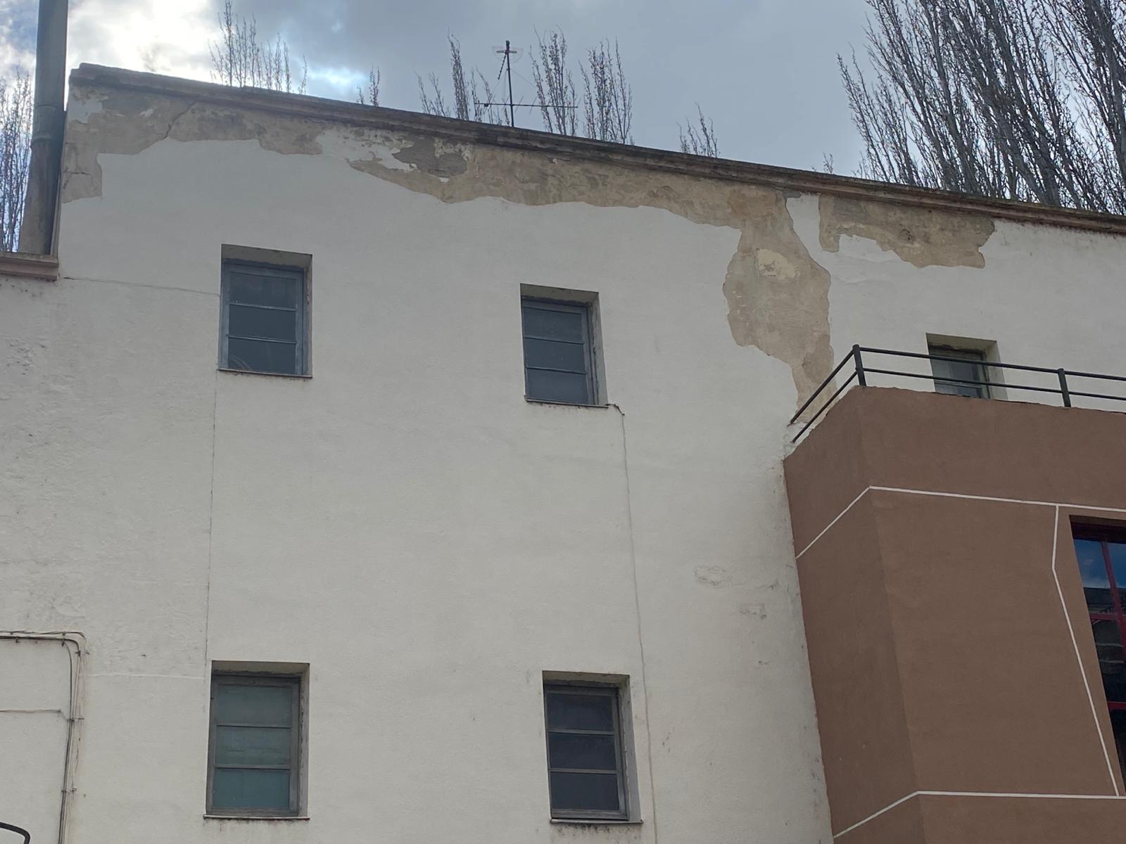 Fachada del Teatro Cine Aranda afectada por los desprendimientos