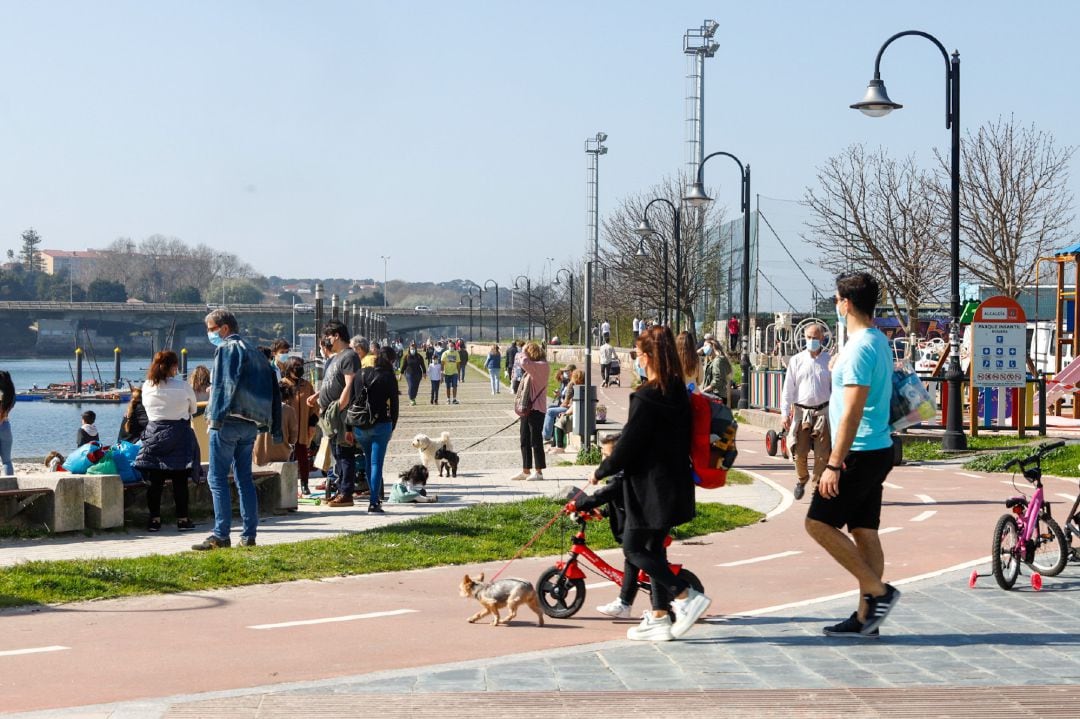 Gente paseando por el barrio de Bouzas.