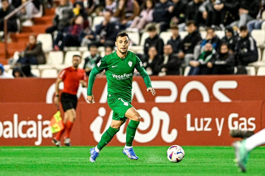 Óscar Plano conduce el balón durante el partido de la pasada jornada en Albacete