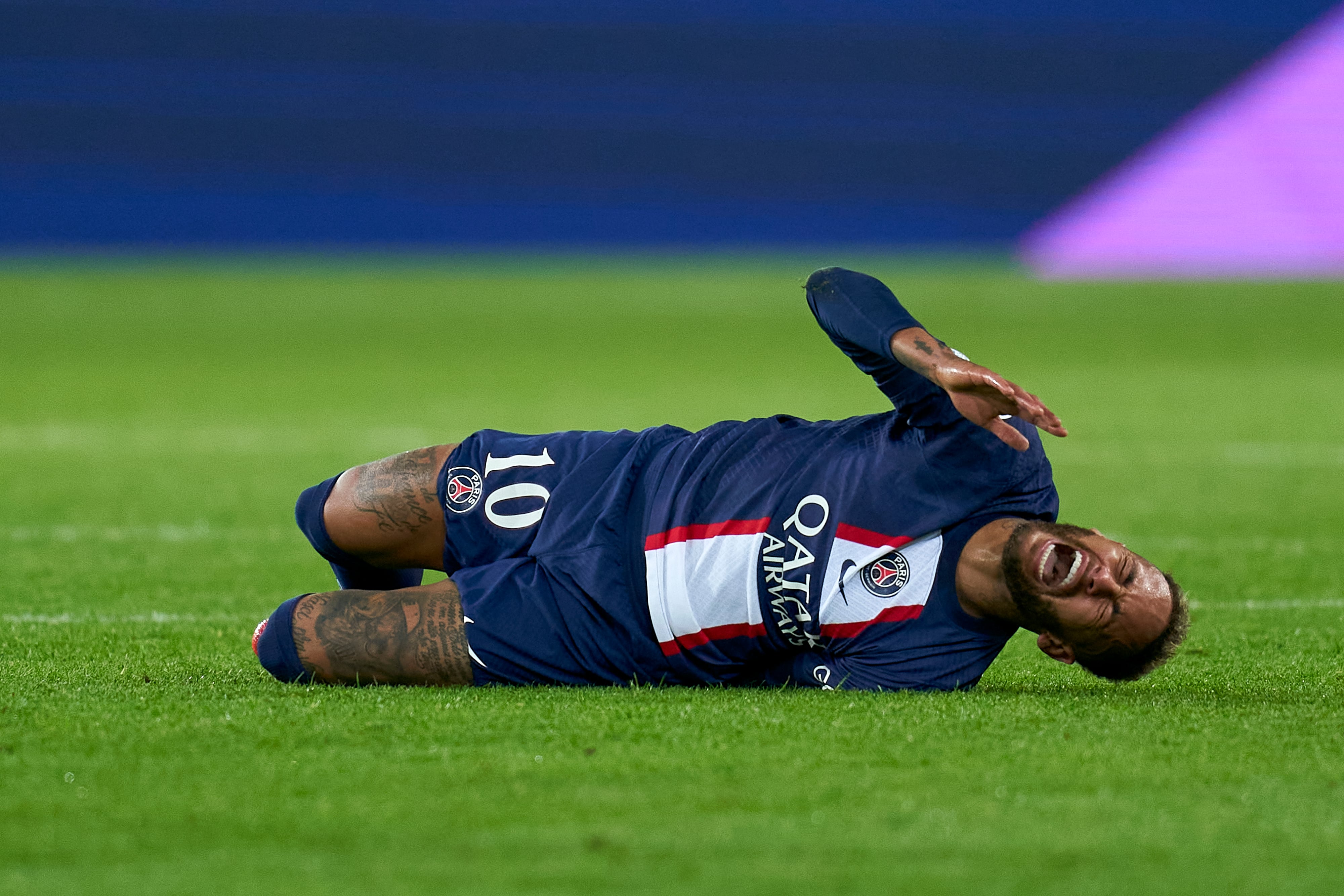 Neymar Jr se duele de un golpe con el Paris Saint-Germain