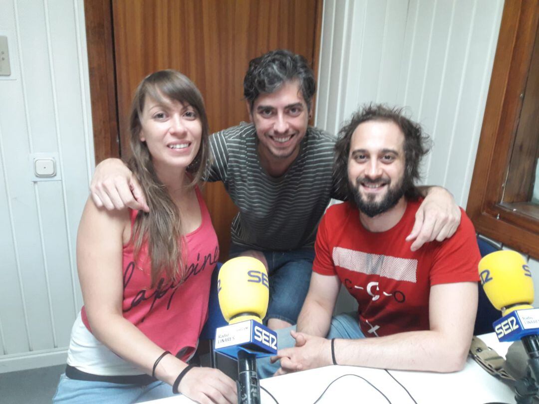 Ana Gómez, Rafael Núñez y Manu Flores, en el estudio de Radio Linares