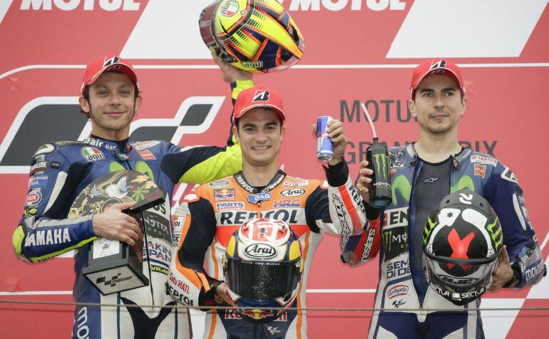 Dani Pedrosa en lo más alto del podio junto a Lorenzo y Rossi