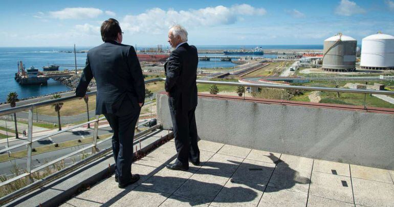 Guillermo Fernández Vara y Joao Franco, en el Puerto de Sines