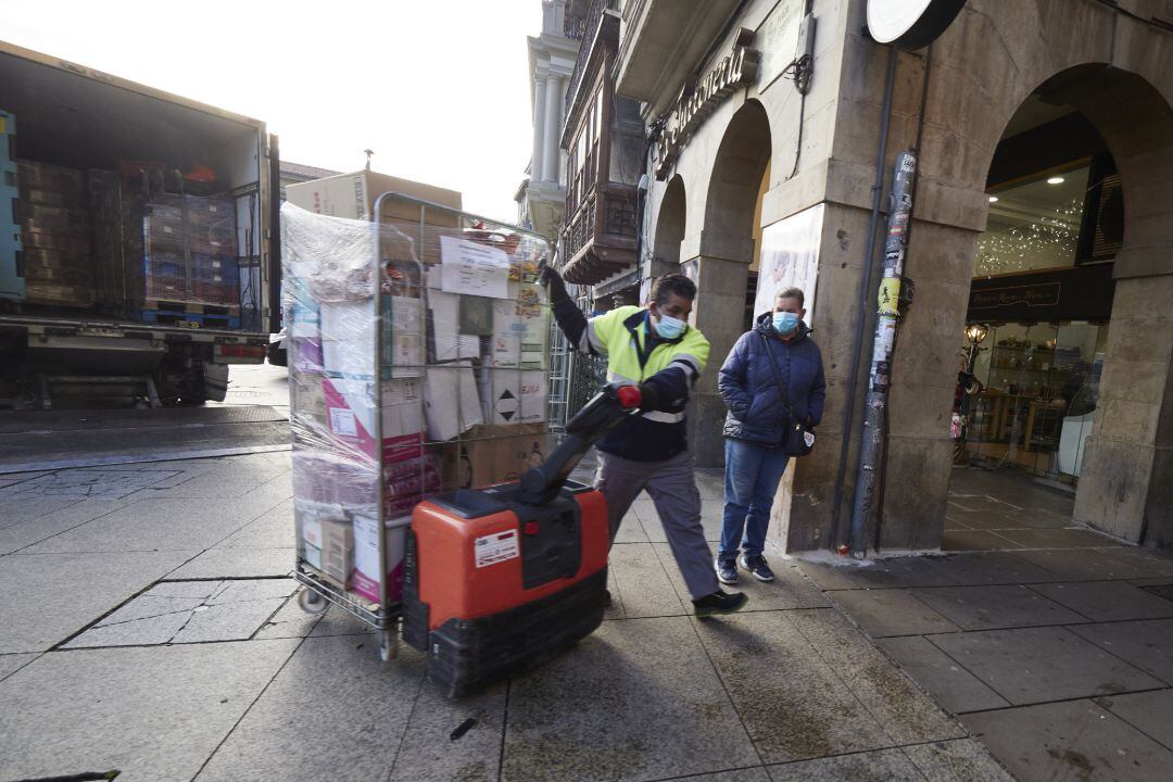 Un repartidor con un pedido en Pamplona