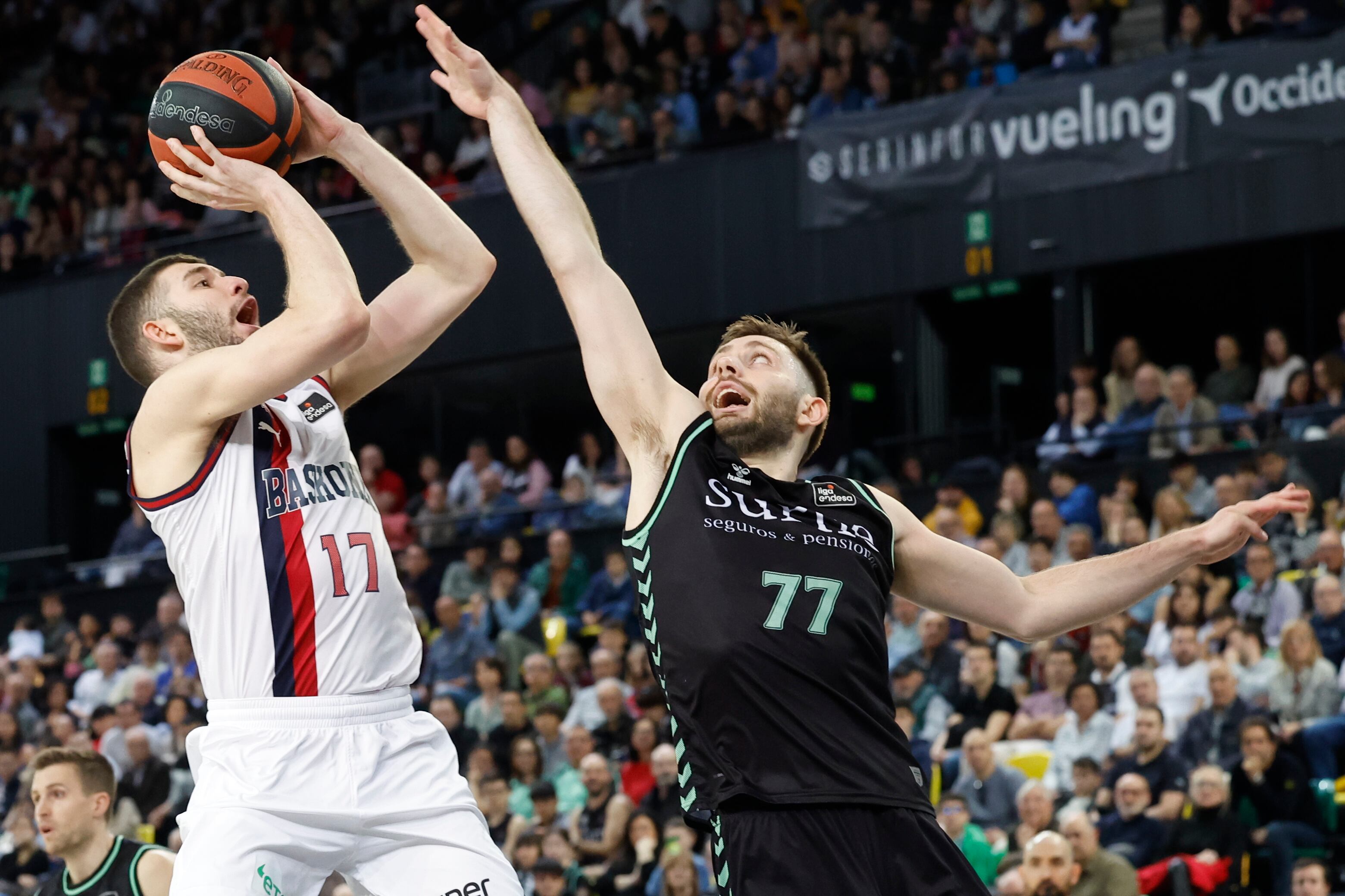 BILBAO, 24/03/2024.- El escolta estonio de Bilbao Basket, Kristian Kullamäe (d), intenta taponar el lanzamiento de Nikos Rogkavopoulos (i) alero griego del Baskonia, durante el encuentro de la jornada 26 de la Liga Endesa entre Surne Bilbao Basket y Baskonia, este domingo en el Bilbao Arena. EFE/Miguel Toña
