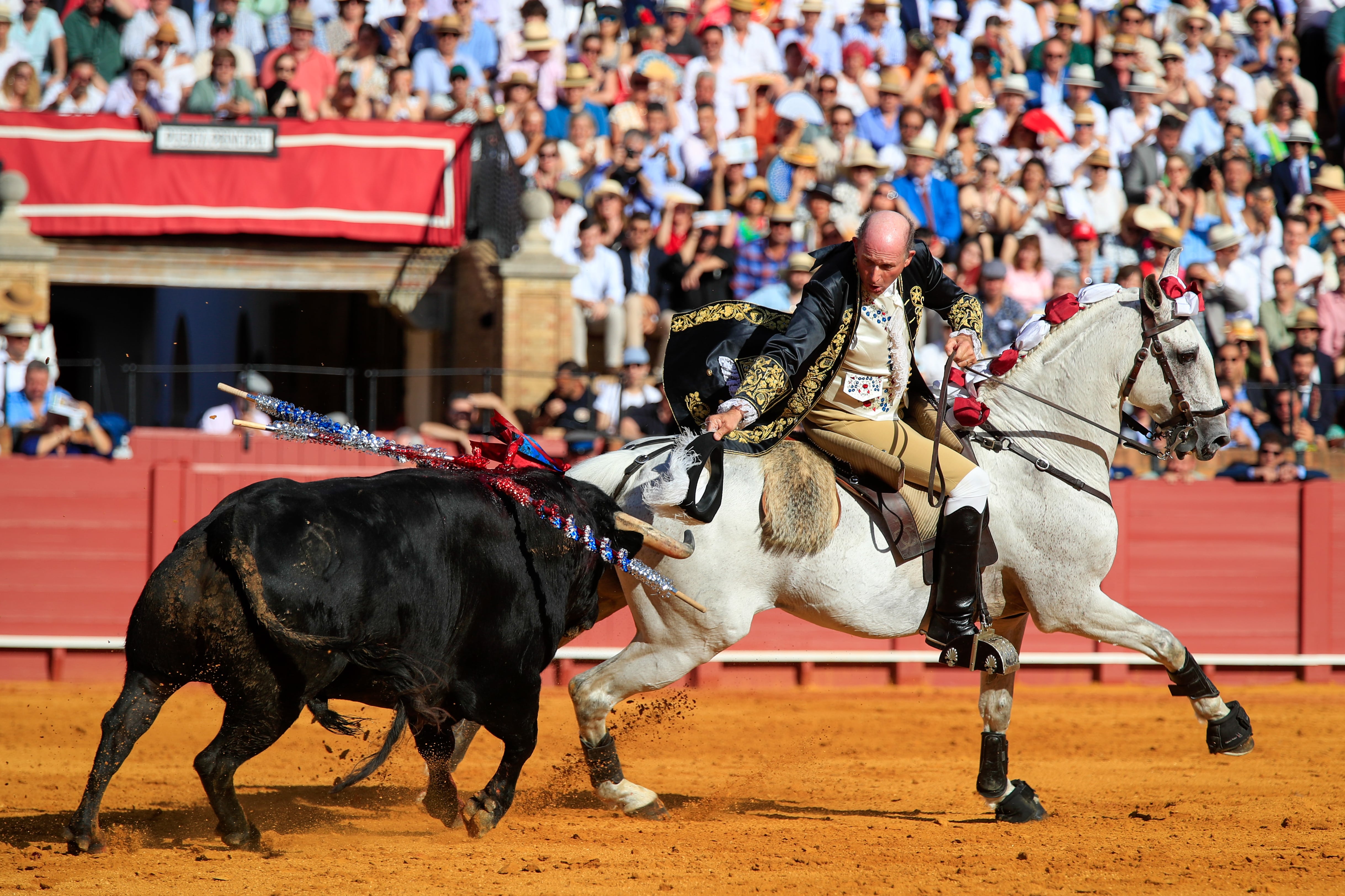 SEVILLA, 29/04/2023.- El rejoneador portugués Ribeiro Telles, durante la faena a su toro, de la ganadería de El Torero, en la decimotercera corrida de abono de la Feria de Abril esta tarde en la plaza de la Real Maestranza de Sevilla. EFE/Julio Muñoz
