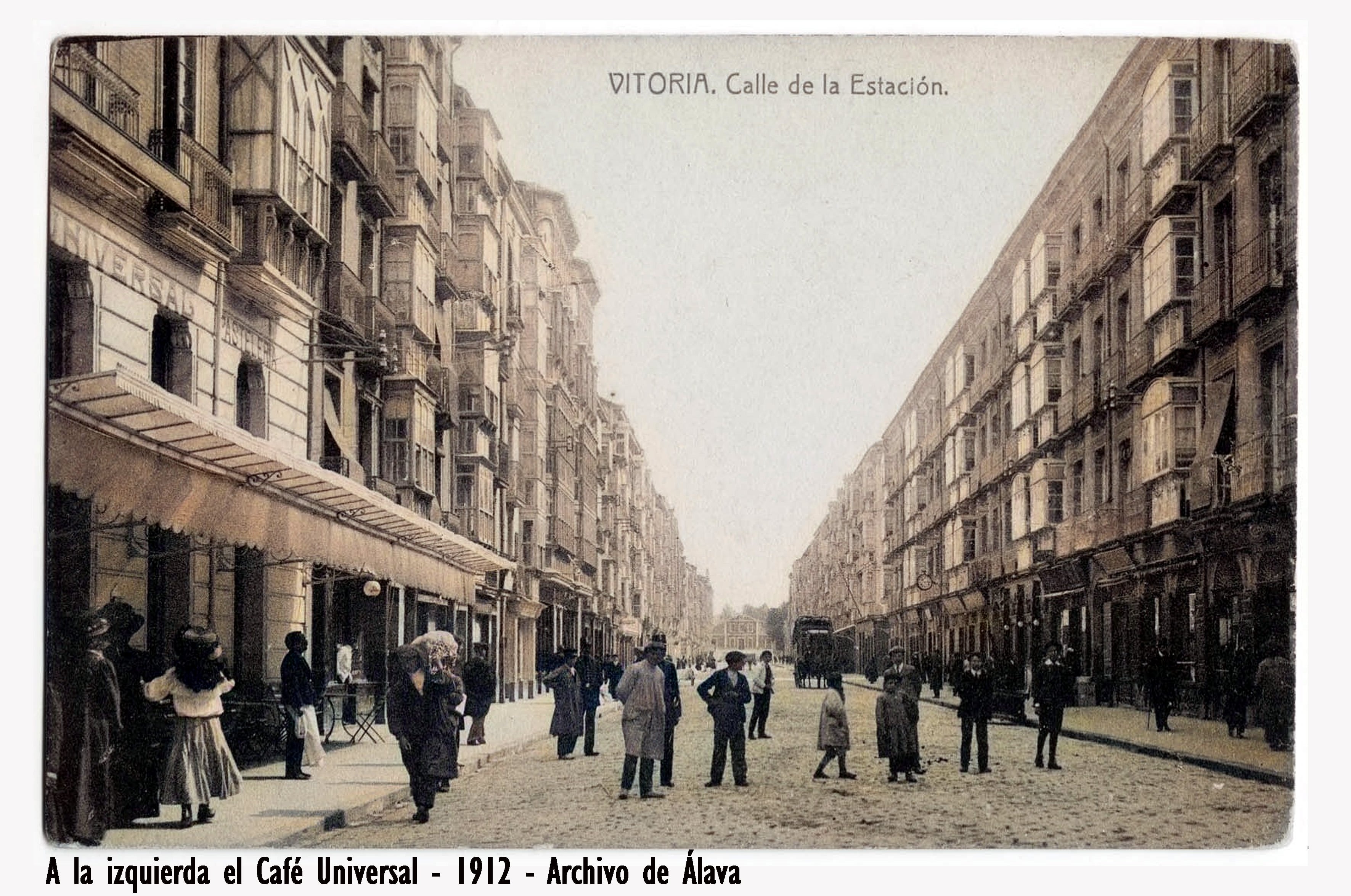 A la izquierda el Café Universal - 1912 / Archivo de Álava