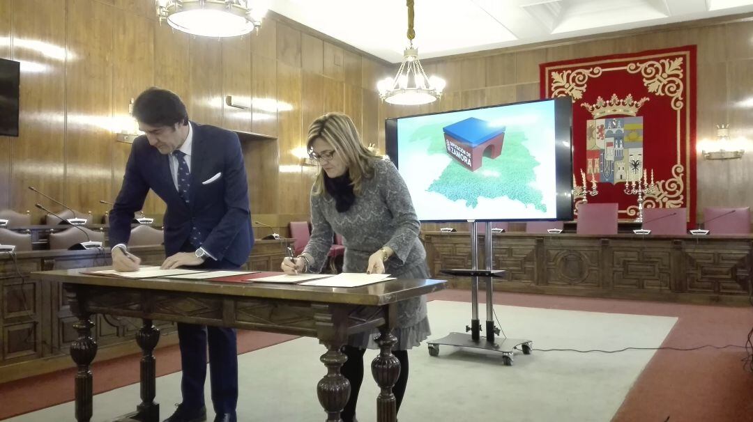 Juan Carlos Suarez Quiñones y Mayte Martín Pozo durante la firma del convenio