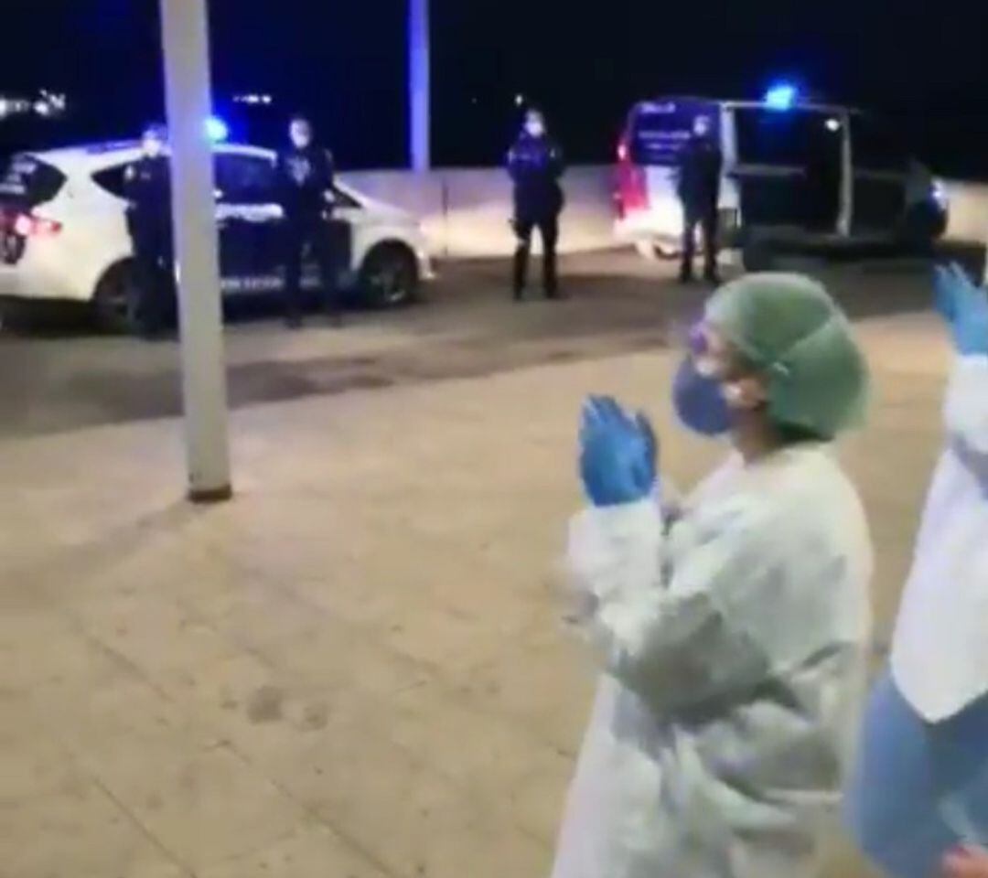 Aplausos entre sanitarios y policía municipal en el Hospital de Tomelloso
