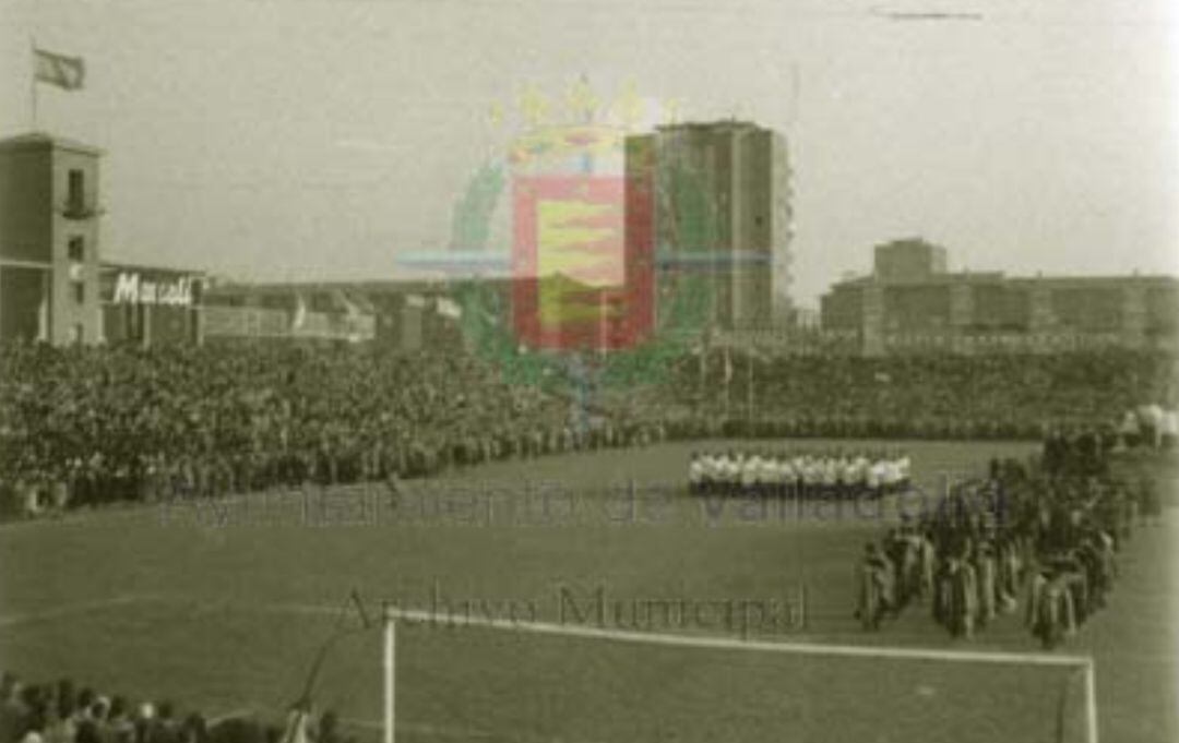 Imagen de un partido disputado en el estadio Zorrilla en la década de los 60