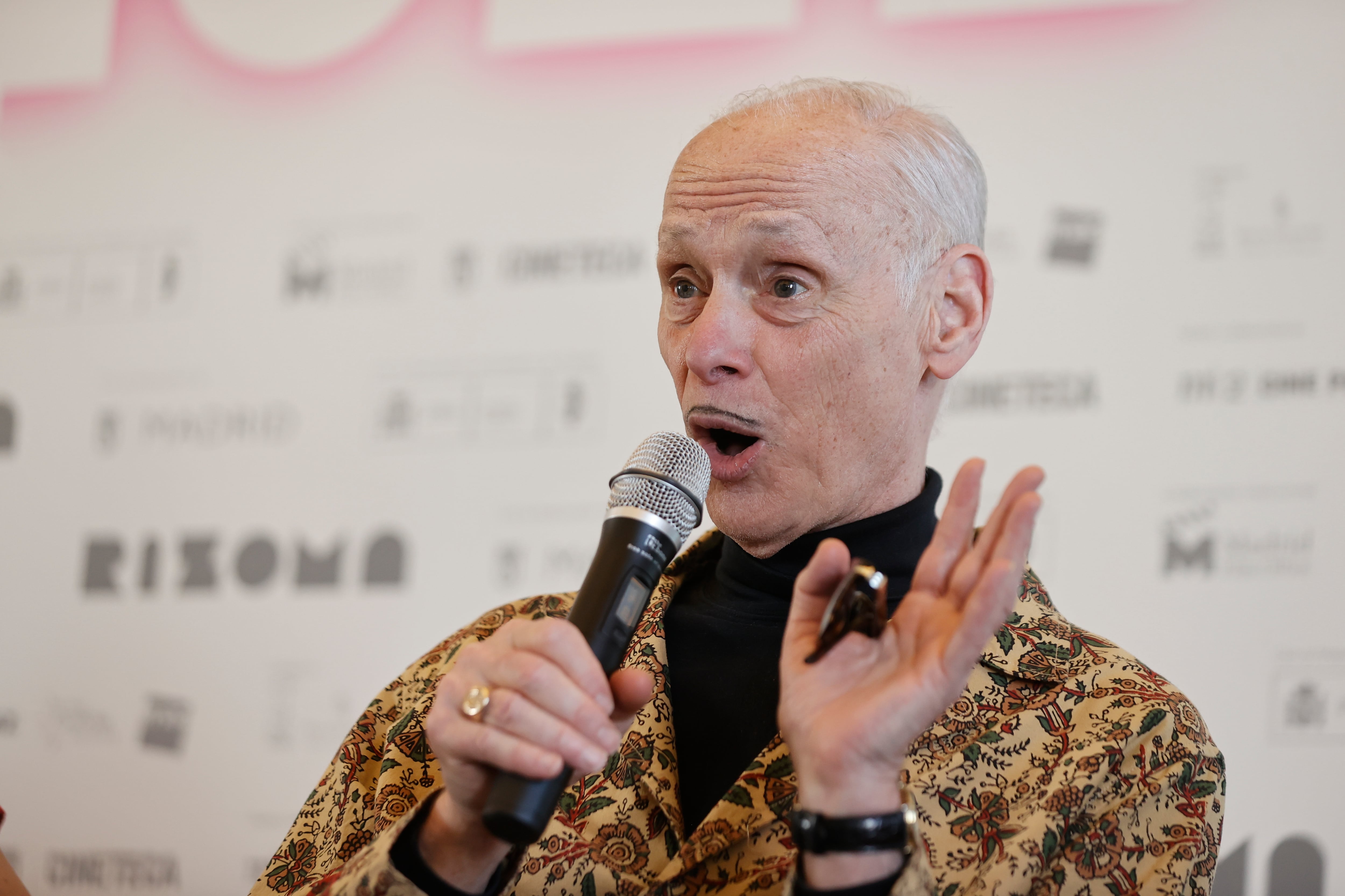 -FOTODELDÍA- MADRID, 07/06/2022.- El cineasta estadounidense John Waters toma la palabra durante la presentación de Festival Rizoma 2022 en la Casa de la Panadería en Madrid, este martes. El Festival Internacional Rizoma de Cine & Cultura Entrelazada se celebra del 5 al 8 de junio. EFE/Emilio Naranjo
