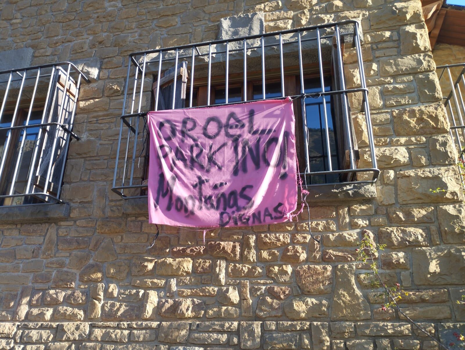 Pancarta que ha aparecido en el parador de Oroel, donde se plantea el parque de ocio familiar