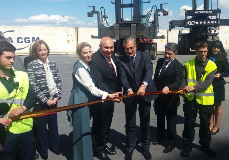 La presidenta de Concasa Huelva, el de Yilport Holding, y los presidentes de Puertos del Estado y el de Huelva cortan la cinta para inaugurar la terminal del Muelle Sur. 