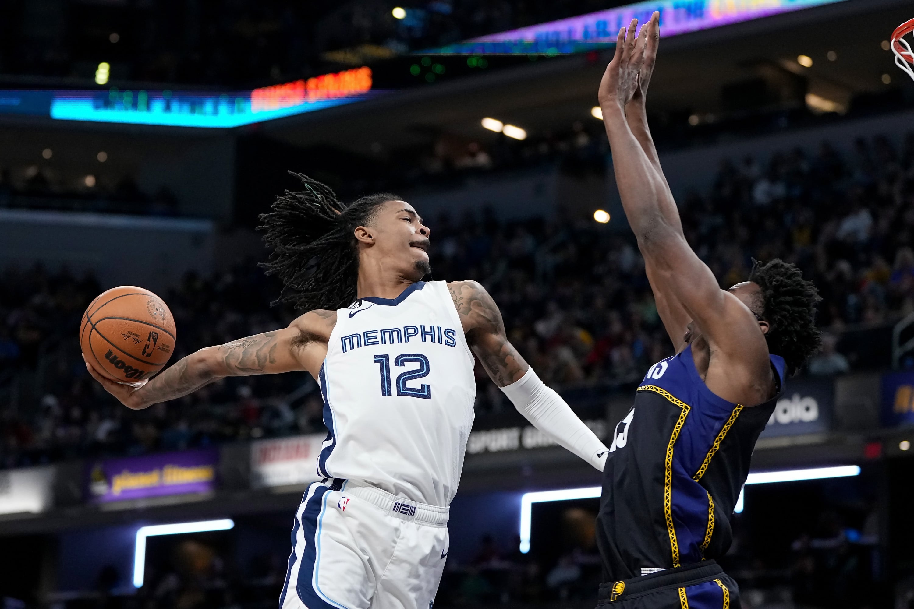 Ja Morant haciendo un mate ante Jalen Smith.