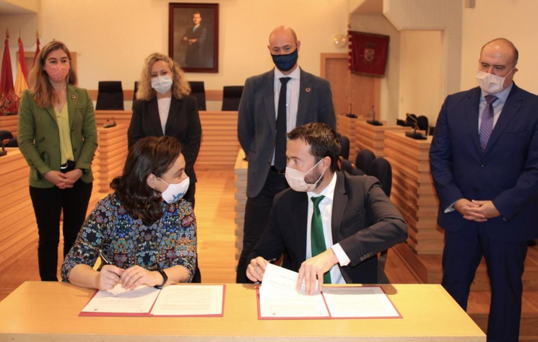 Pilar Zamora y José Luis Escudero han firmado el convenio que hará posible el Sistema Arbitral de Consumo en Ciudad Real 